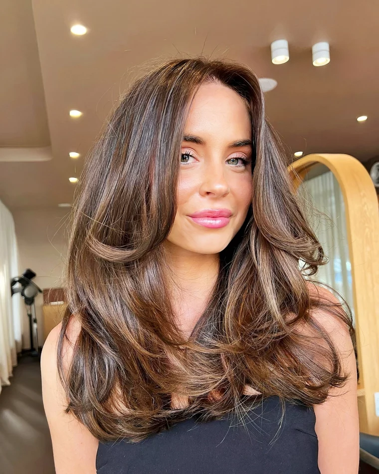 stufige mittellange frisuren trendige haarschnitte damen 2024 braune haare danewakefieldhair