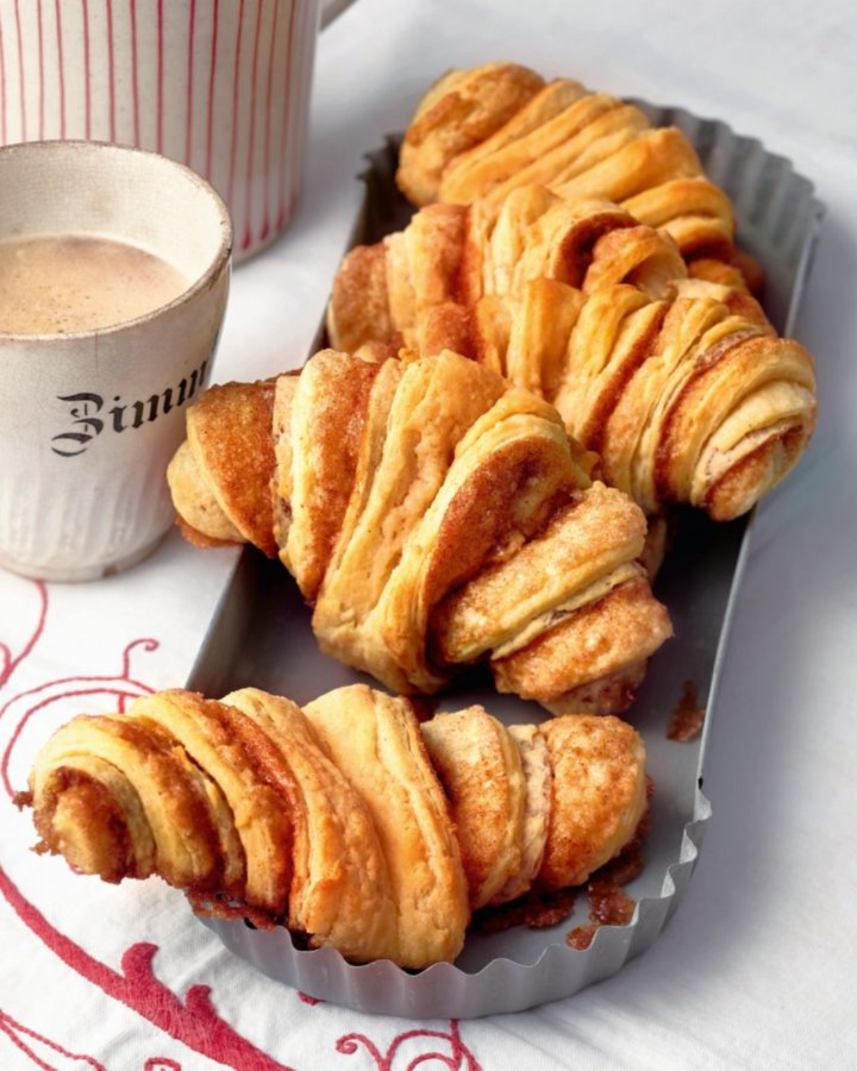 franzbrötchen und kaffee