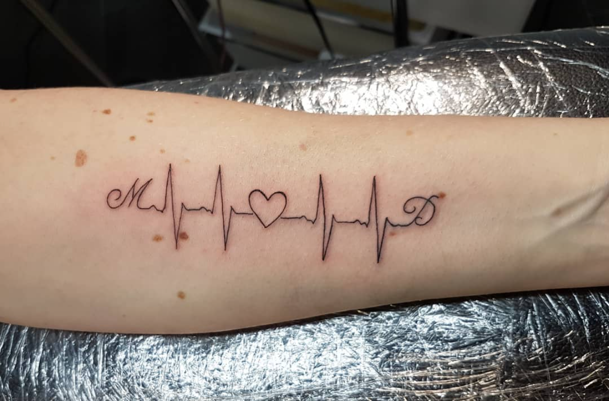 herzschlag linie mit initialen tattoo