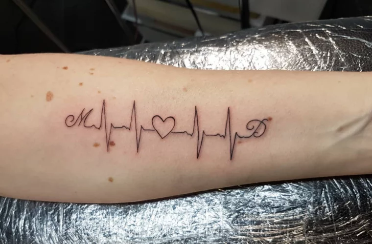 herzschlag vater tochter tattoo mit initialien