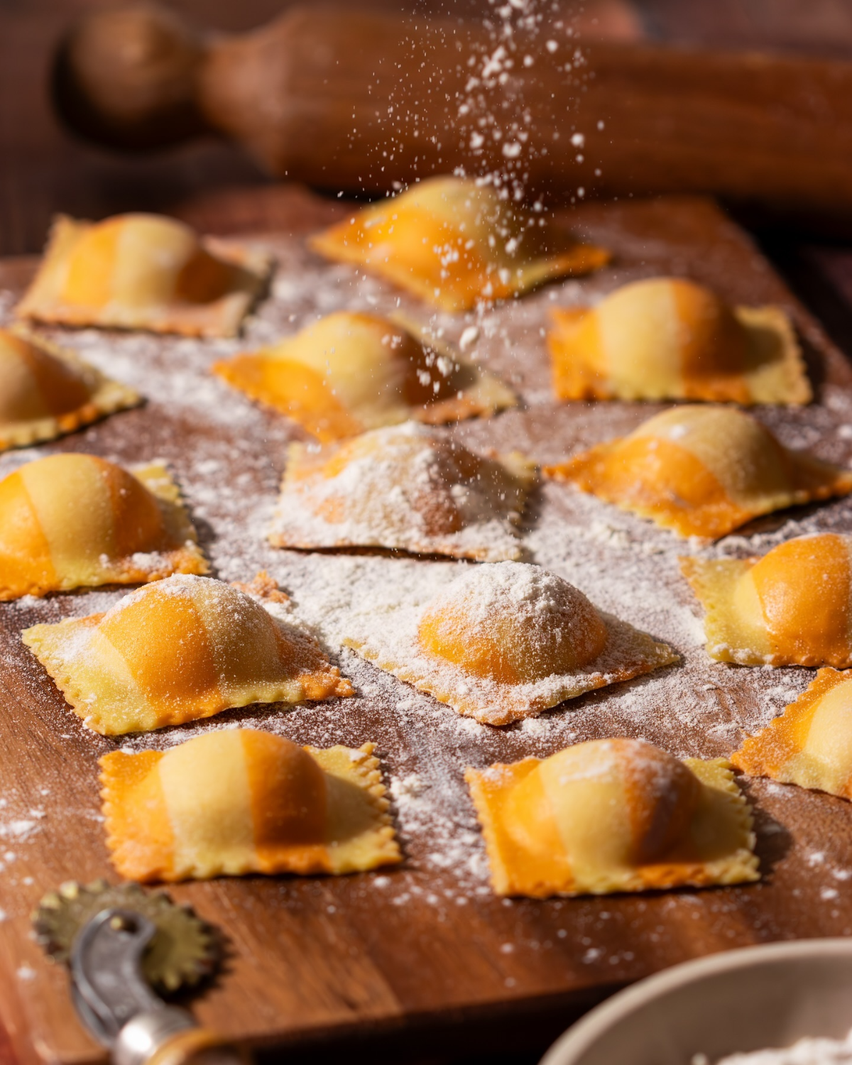 ravioli mit mehl bestäuben