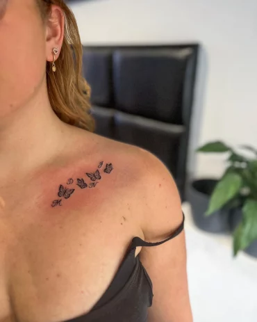 tattoo mit familieninitialen und schmetterlingen