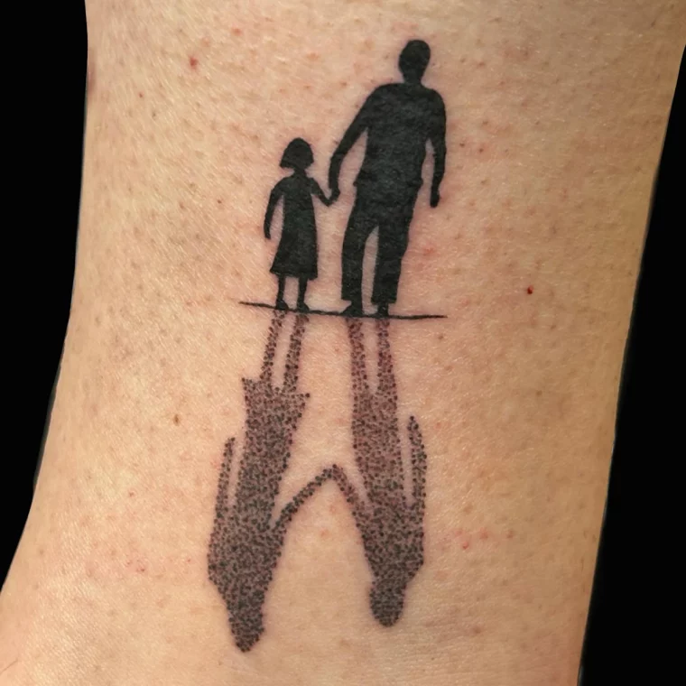 vater tochter hält hände tattoo