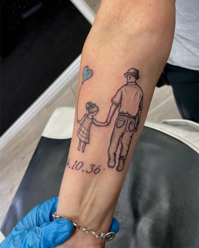 vater tochter hält hände tattoo mit ballon und datum