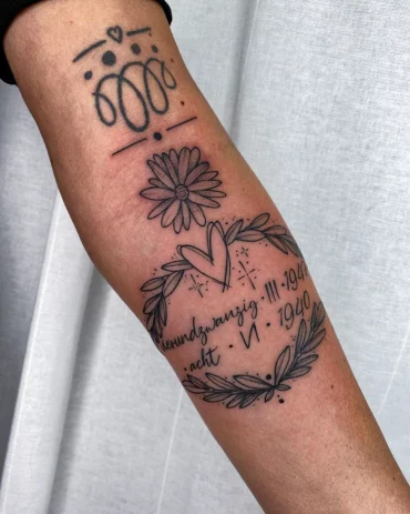 versteckter text geburtsdatum tattoo