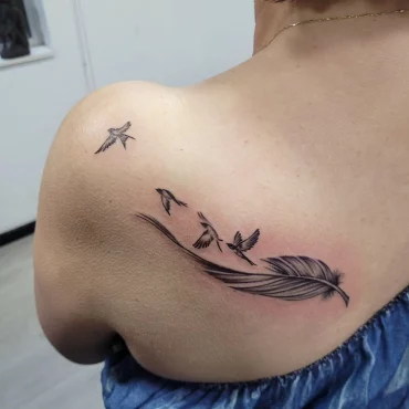 vögel im flug tattoo