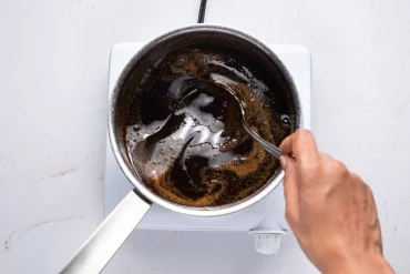 zubereitung von kaffeelikör in der pfanne