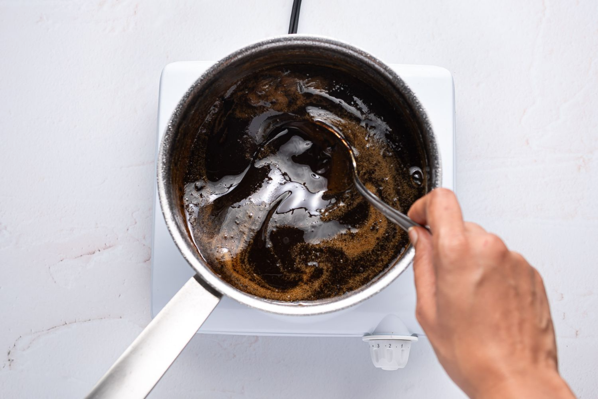 zubereitung von kaffeelikör in der pfanne