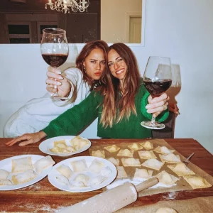 zwei frauen trinken wein und machen ravioli