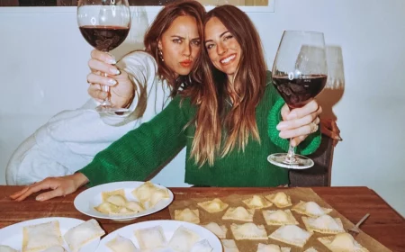 zwei frauen trinken wein und machen ravioli