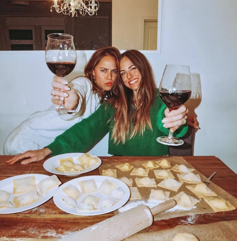 zwei frauen trinken wein und machen ravioli