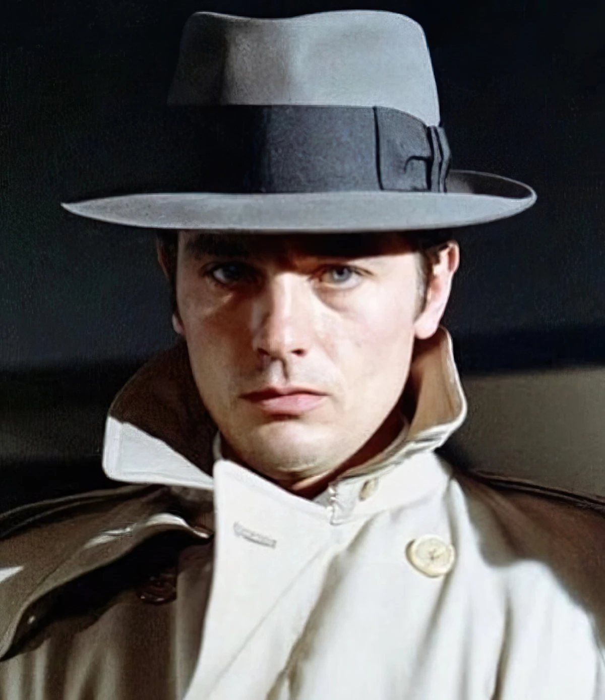 alain delon mit trenchcoat in der eiskalte engel