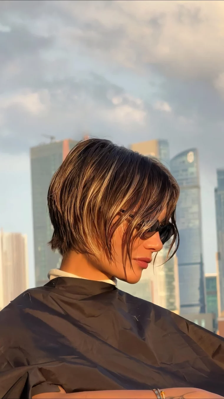 anna  volegova kurzhaarfrisur mit langem deckhaar und pony