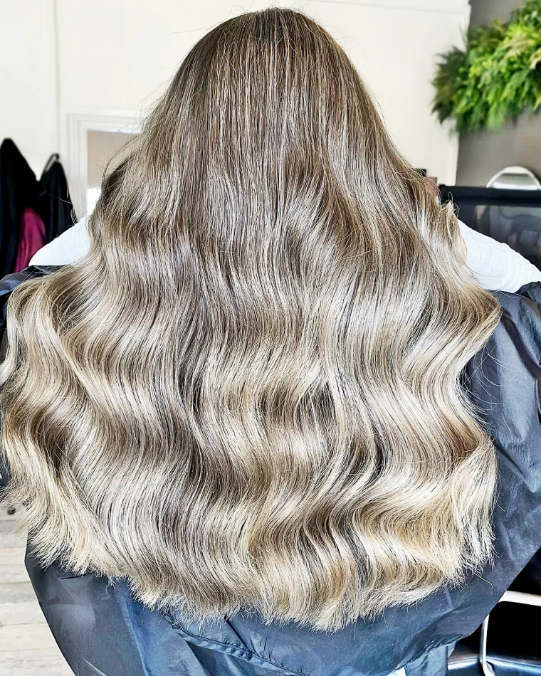 balayage blond kuehl lange wellige haare 2024 haarfarben ideen matrix