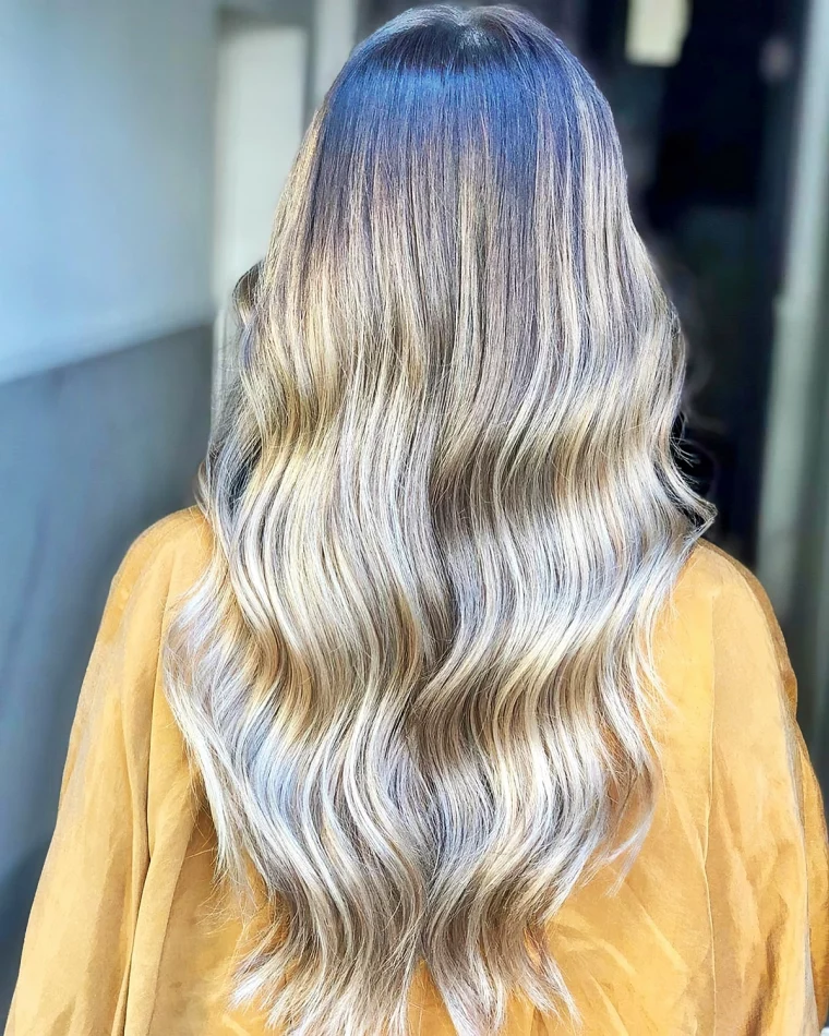 balayage blond kuehl silbernblonde haare mit dunklem ansatz maunisexhairdresser