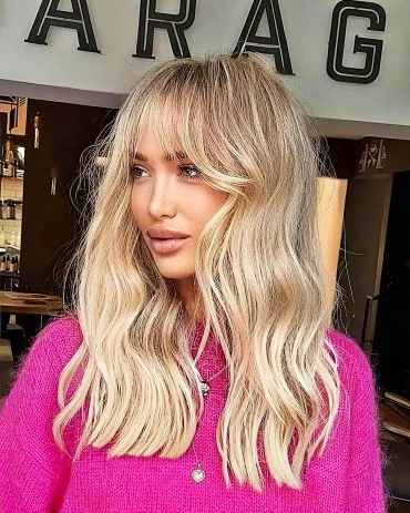 blonde haare 2024 trendge nuancen dunkelblonde haare mit pony akinglmz