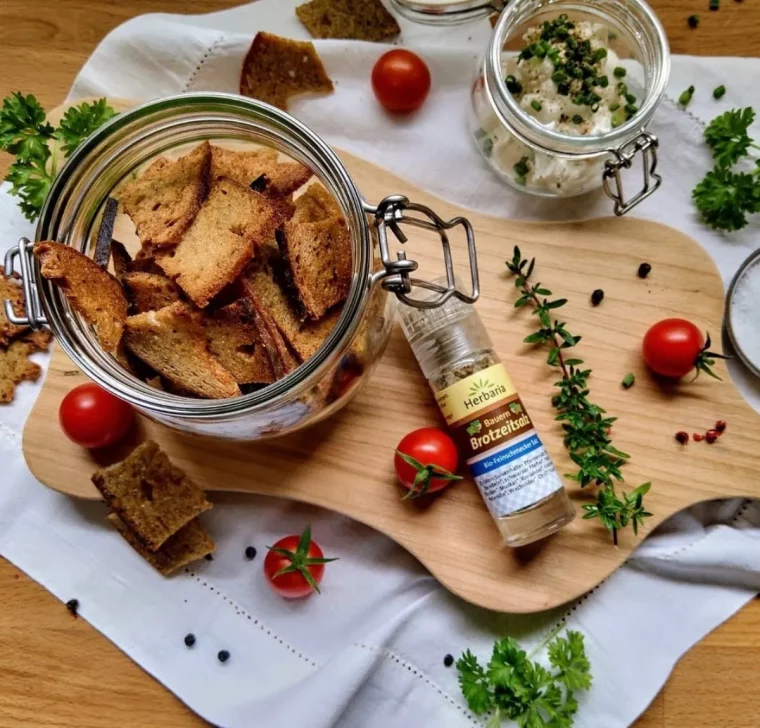 brotchips selber machen mit frischen kräutern