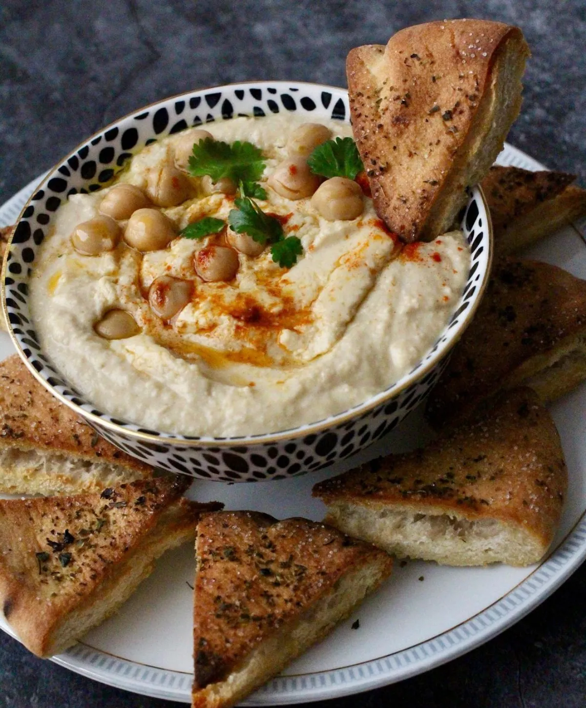 brotchips servieren in kombination mit hummus