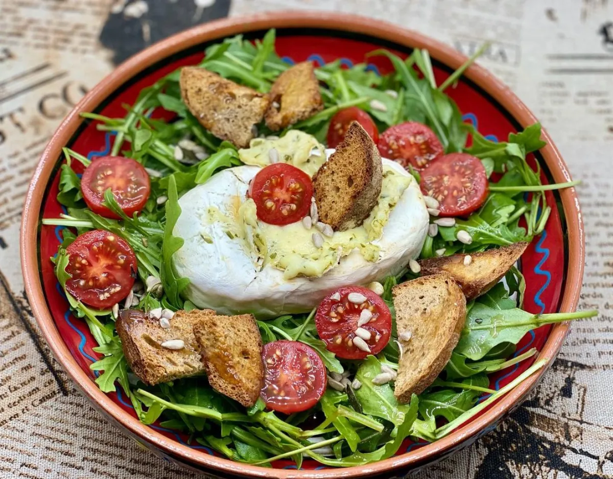 brotchips servieren in kombination mit rucola salat