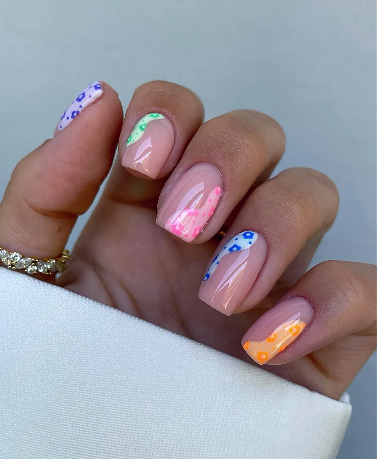 bunte nail art nude mit farbigem akzent floral