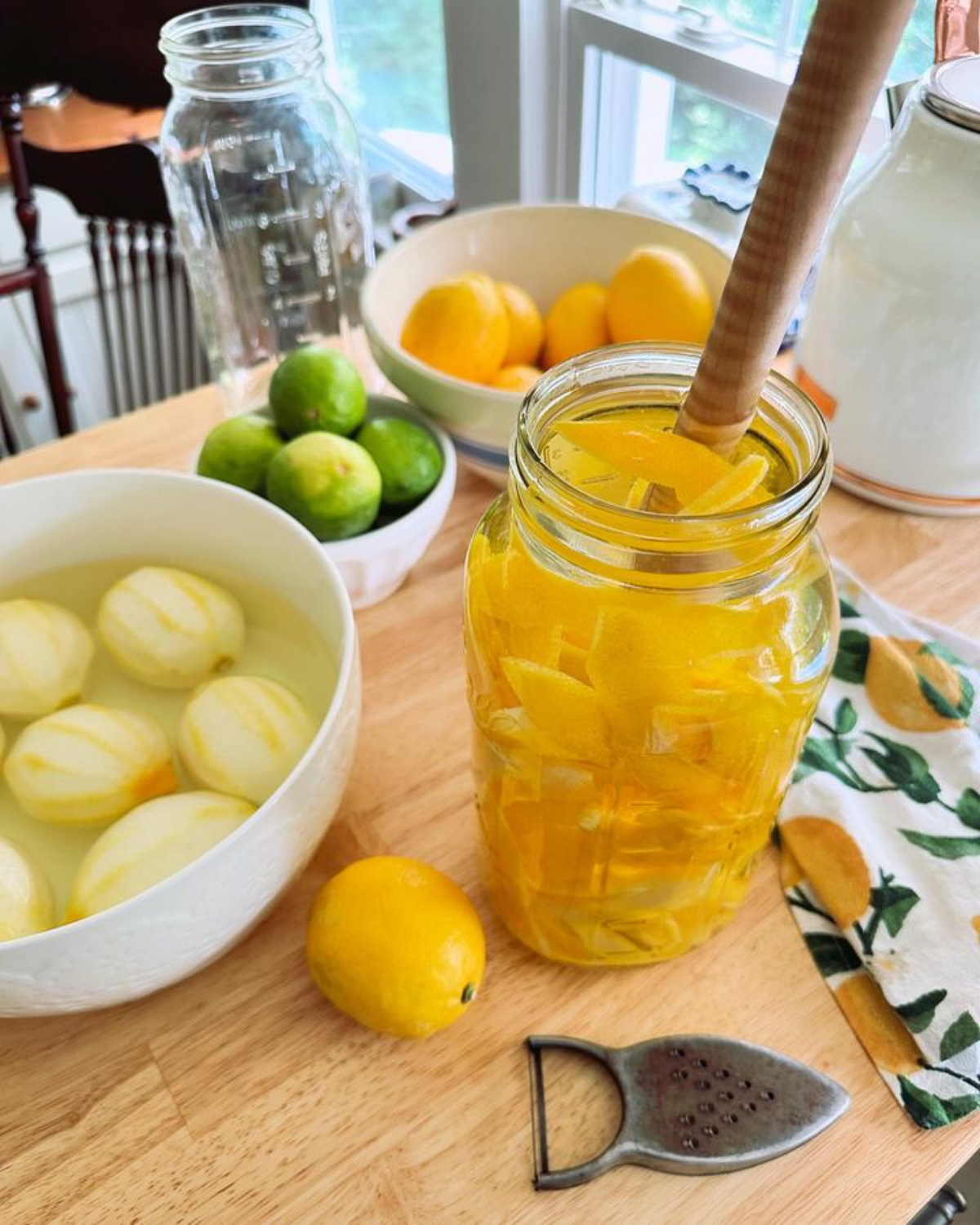 der prozess der herstellung von hausgemachtem limoncello