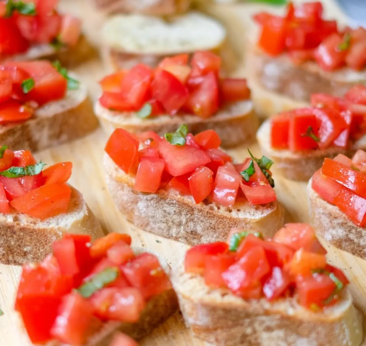 fingerfood einfach bruschetta mit tomatenstückchen