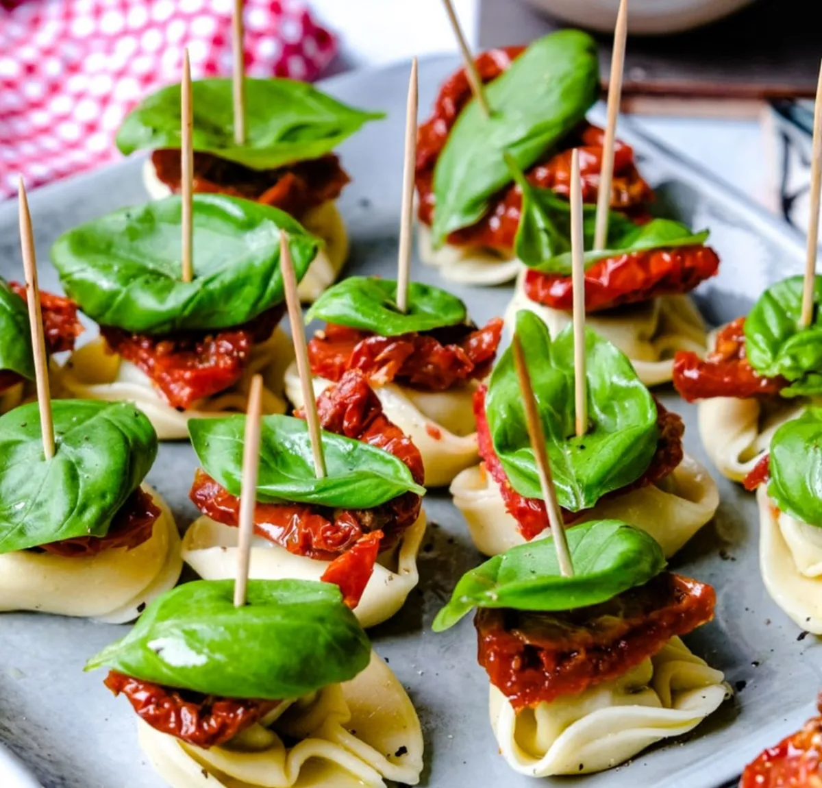 fingerfood einfach spieße italienisch trotelloni mit trockentomaten und basilikum