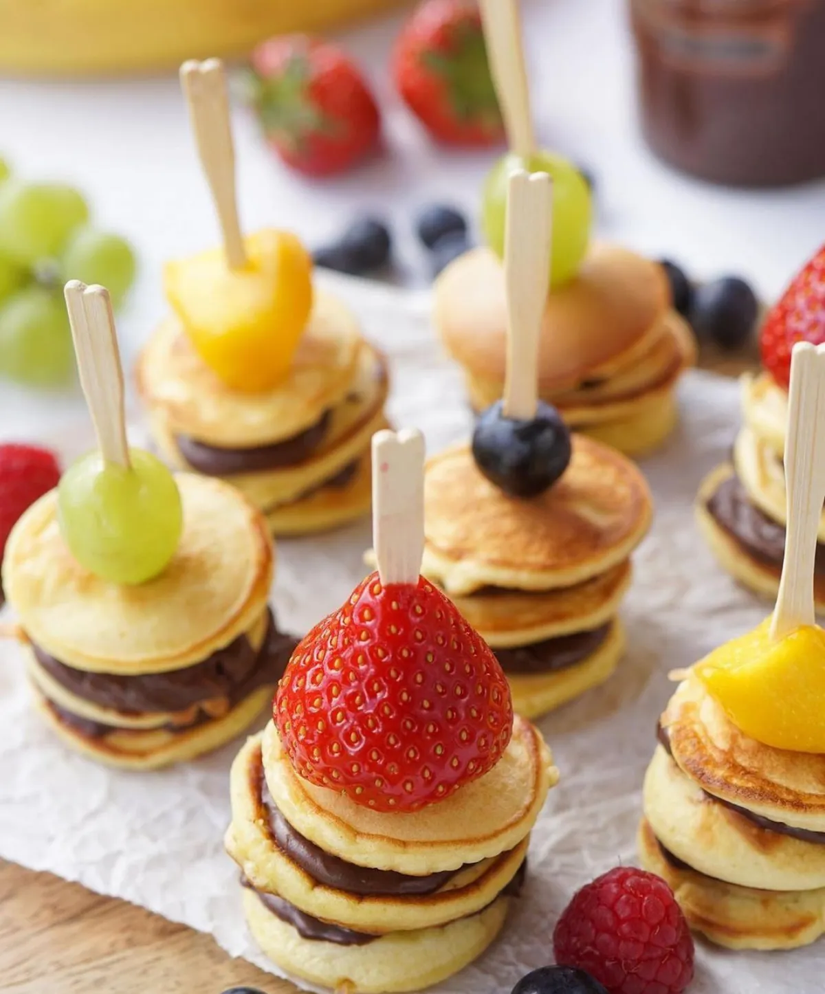 fingerfood für kinder mini panecake spieße mit obst und schokolade