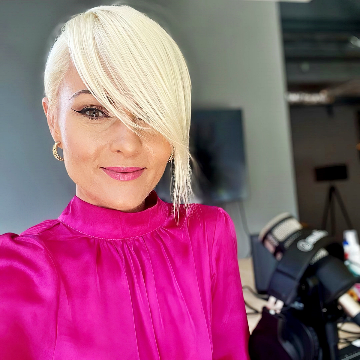 freche kurzhaarfrisuren pixie mit langem pony blonde haare