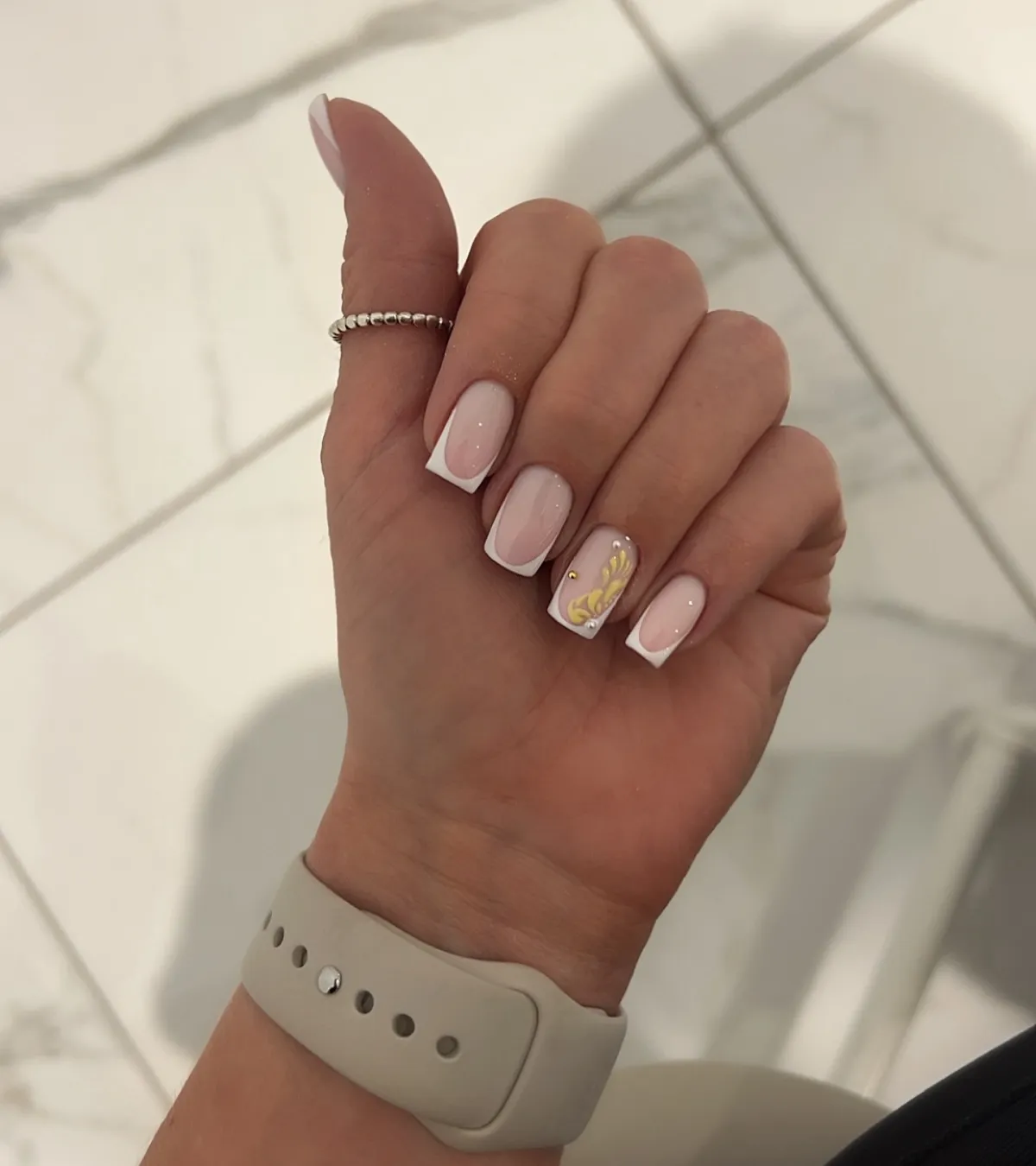 french nails kurz mit zartem muster nude nails