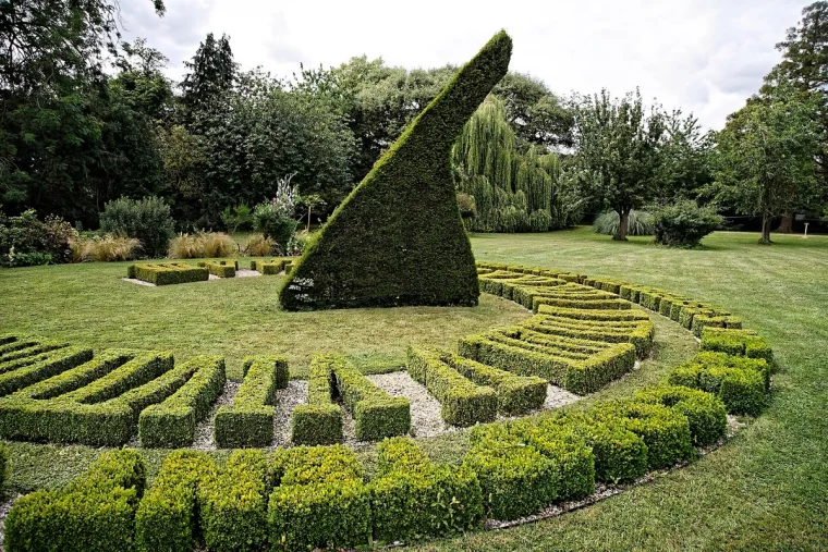 garten in essex sonnenuhr aus hecken