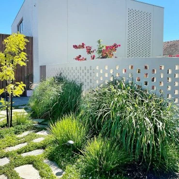 graeser im garten gestaltungsideen modernes haus mit graesern vor dem zaun eckersleygardenarchitecture