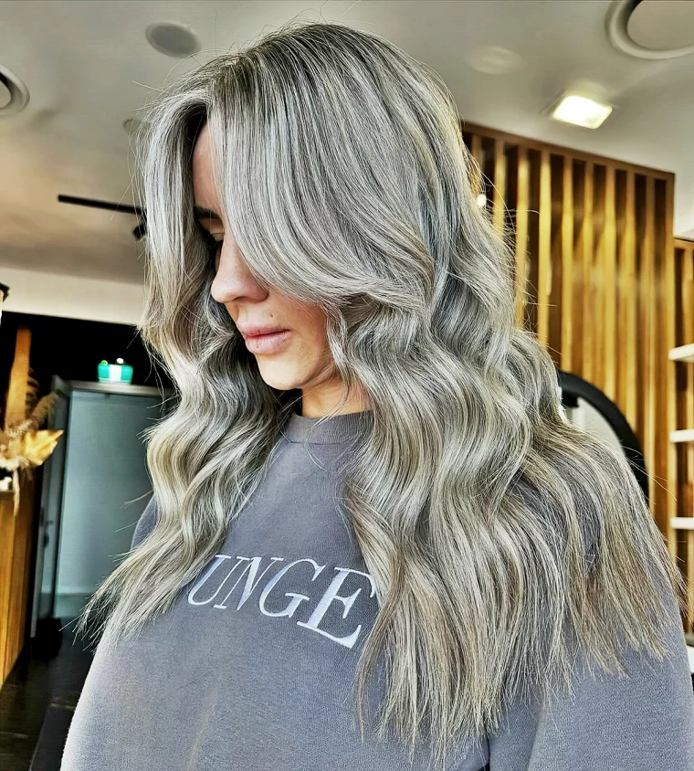 haare blond faerben graune haarfarbe mit silbernen highlights balayage grau livewirehair