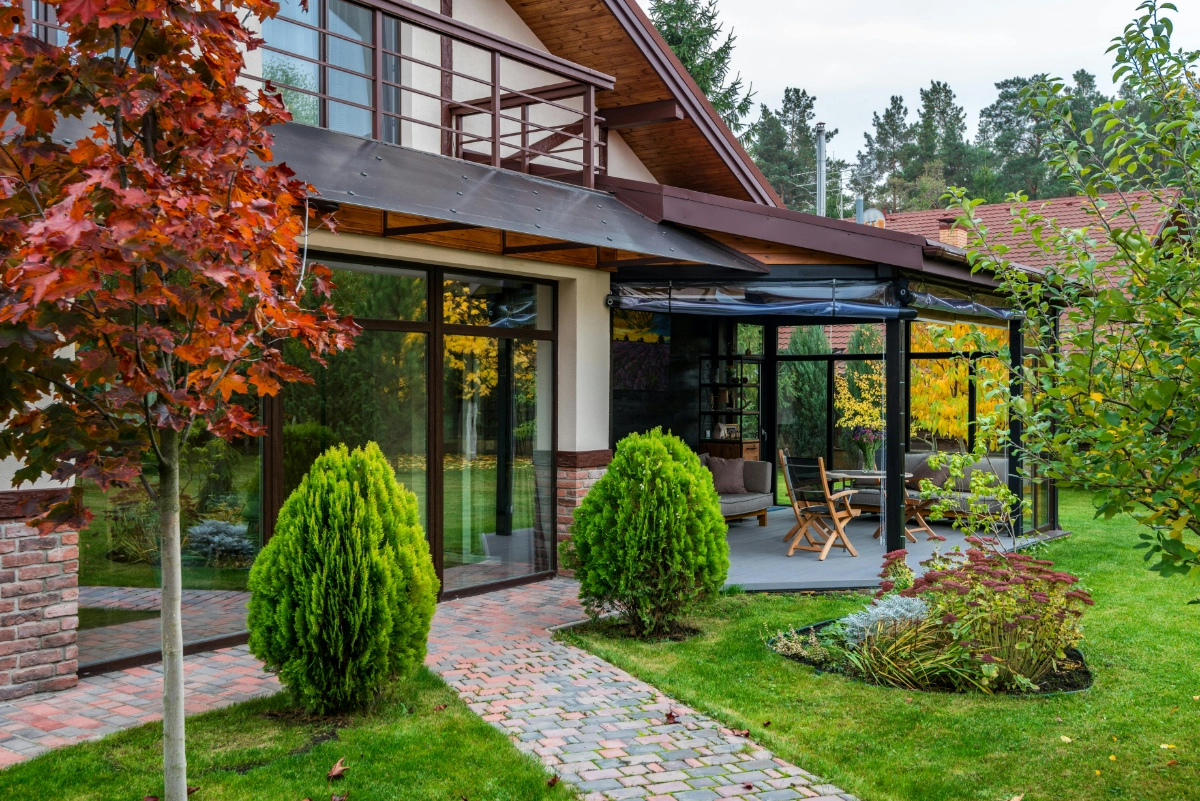 haus mit tuja baeume garten gestaltung ideen