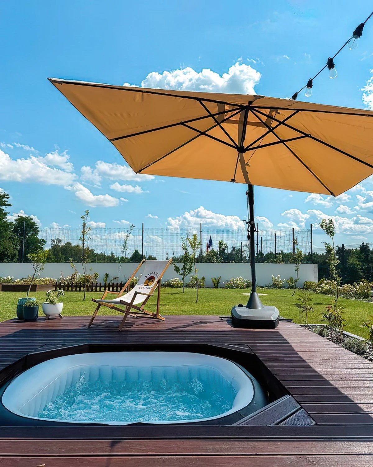 jacuzzi fuer den garten mit parasol ideen domnawidoku