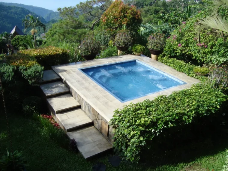 jacuzzi im garten rustikaler look