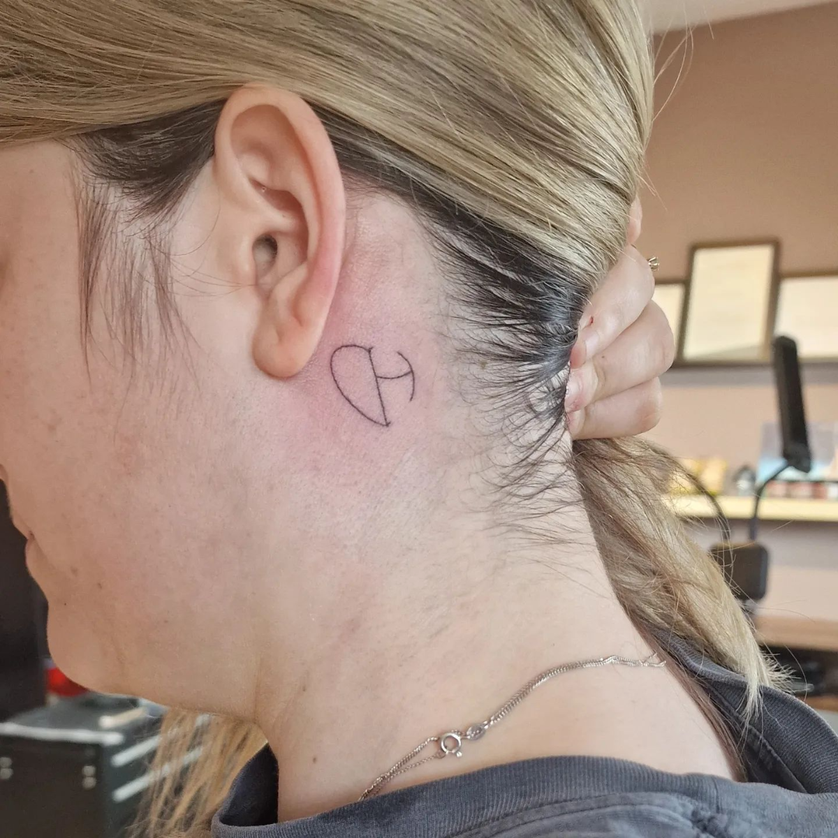 kleines abstraktes tattoo mit initialen