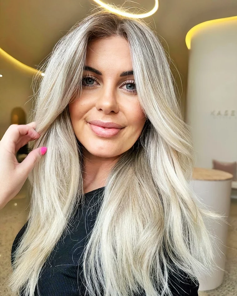 kuehles blond straehnen bei blondem haar stufenschnitt glatte haare 2024 kaseylee blondespecialist