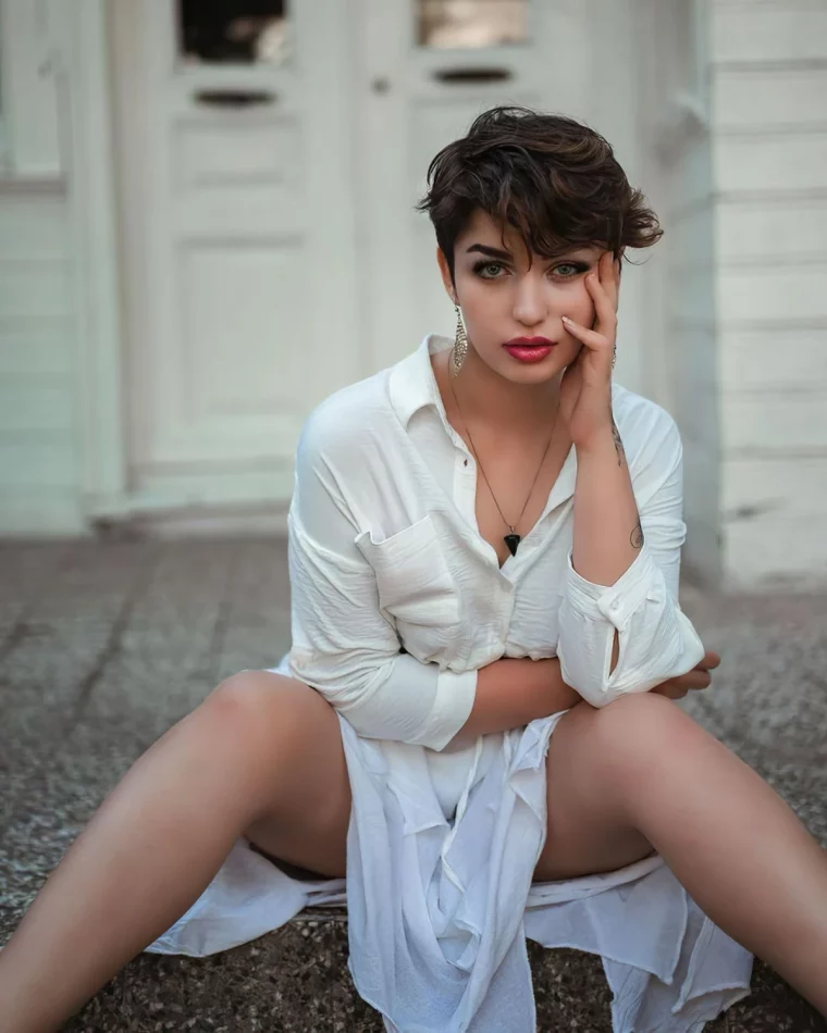kurzhaarfrisur mit lockigem ueppigem deckhaar und asymmetrie short hair sweethearts