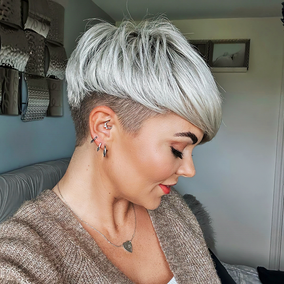 kurzhaarfrisuren frauen platinblonde kurze haare mit rasierten seiten 