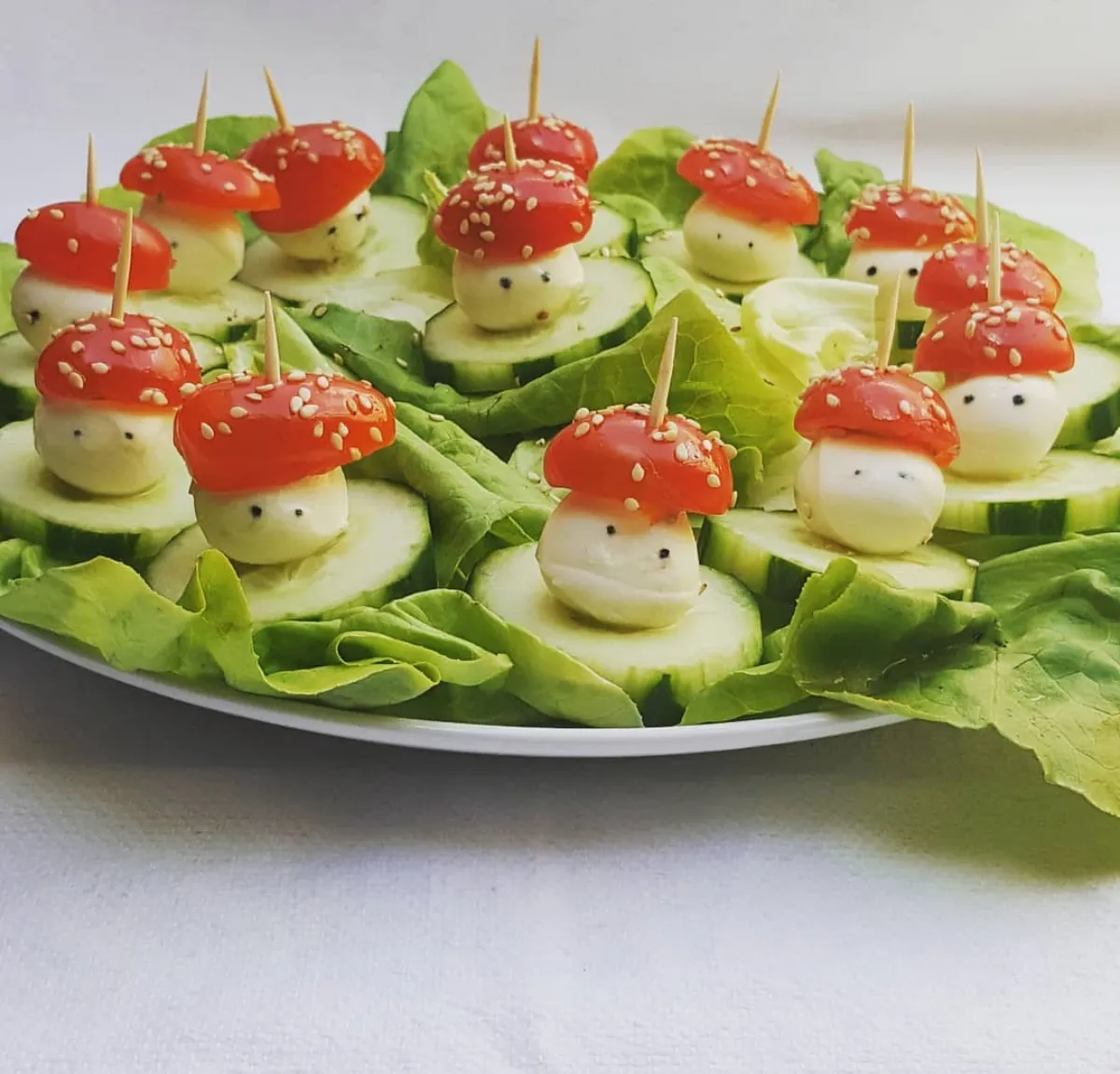 lustiges partyessen für kinder pilze aus mozzarella und cherrytomaten