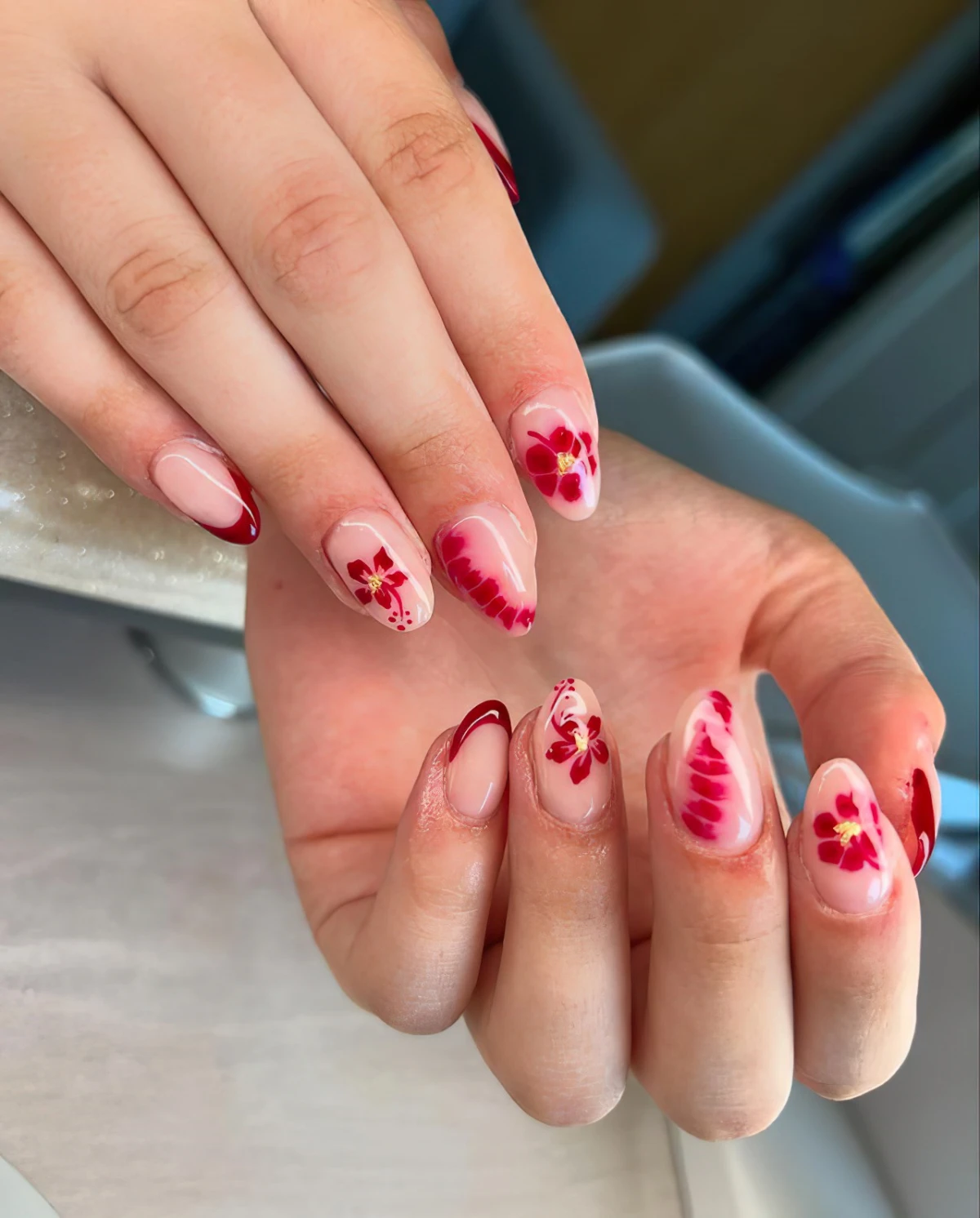 manikuere fuer den sommer 2024 hibiskus naildesign.evelyn