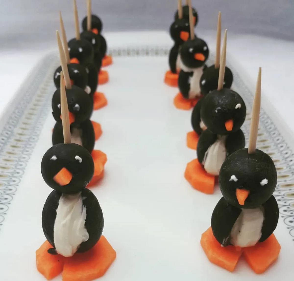 partyessen ideen für kinder pinguine aus oliven karotten und käse