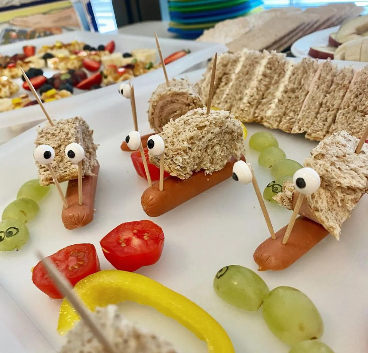 partyessen ideen für kinder schnecken aus würstchen und brot