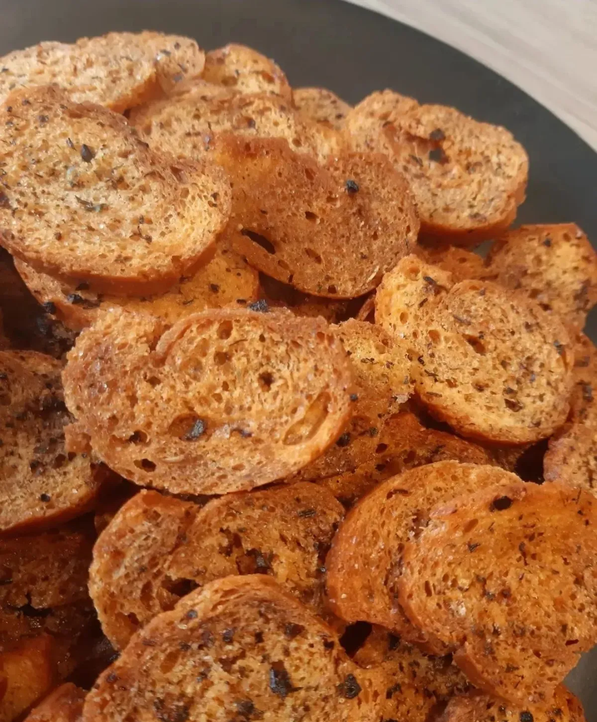 rezept für selbstgemachte brotchips mit knoblauch