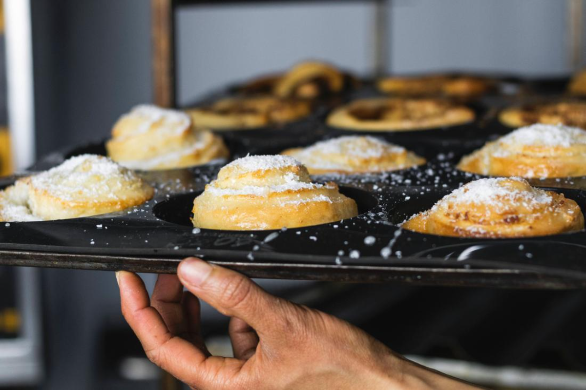 sauberes backblech mit gebackenen desserts