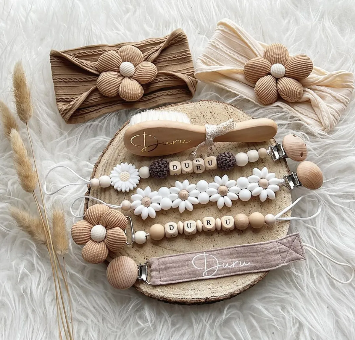 schullerketten und baby accessoires in beige