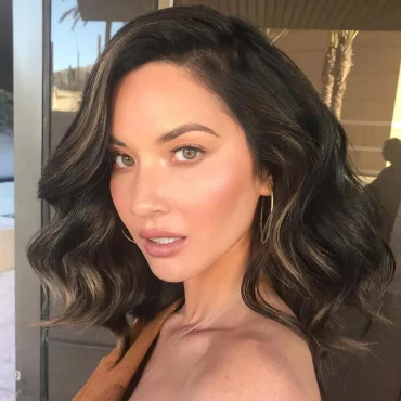 schulterlange stufige haare olivia munn frisure fuer mehr volumen oliviamunn