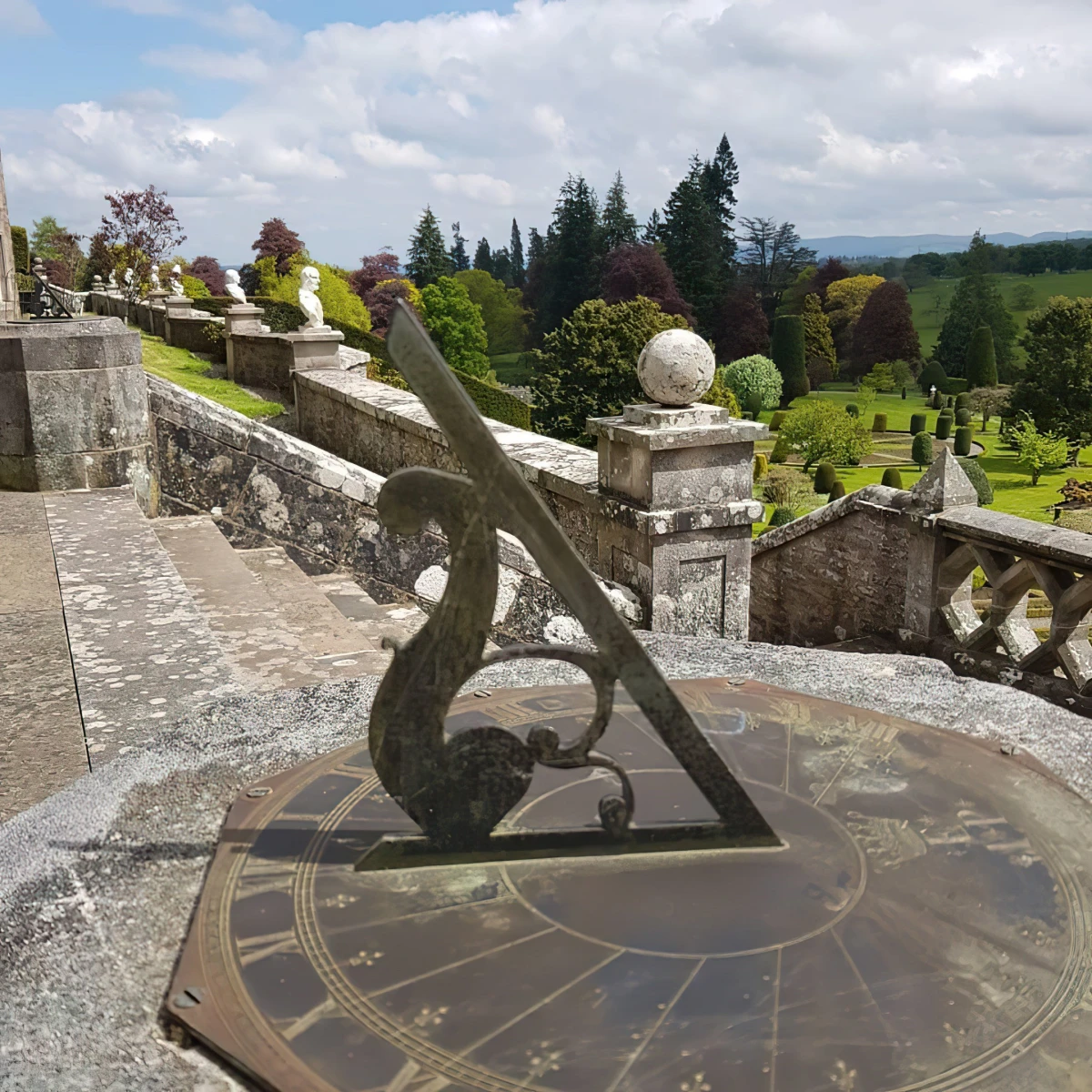 sonnenuhren als sehenswuerdischkeiten der gartenarchitektur drummond castle gardens