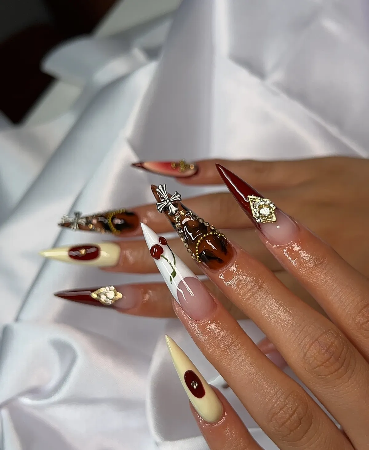 stiletto nails mit 3d dekorationen kirschen goldener schmuck